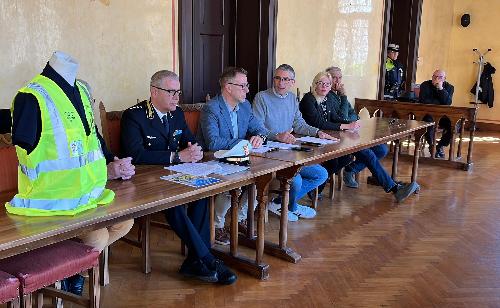 L’assessore regionale alla Sicurezza Pierpaolo Roberti (al centro) nel corso dell’illustrazione da parte del sindaco di Muggia, Paolo Polidori, alla presenza anche del comandante della Polizia locale Roberto Dellosto, del regolamento comunale che apre la strada all’arrivo nella cittadina istroveneta dei volontari per la sicurezza.