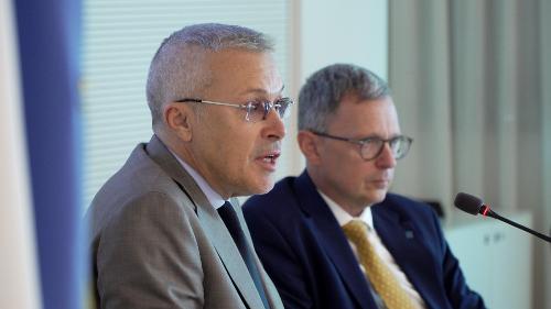 Gli assessori alle Attività produttive e turismo Sergio Emidio Bini e alle Risorse agroalimentari, forestali e ittiche Stefano Zannier, alla presentazione della partecipazione della Regione a Vinitaly