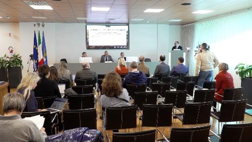 Gli assessori alle Attività produttive e turismo Sergio Emidio Bini e alle Risorse agroalimentari, forestali e ittiche Stefano Zannier, alla presentazione della partecipazione della Regione a Vinitaly