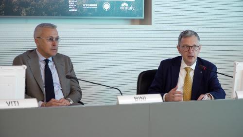 Gli assessori alle Attività produttive e turismo Sergio Emidio Bini e alle Risorse agroalimentari, forestali e ittiche Stefano Zannier, alla presentazione della partecipazione della Regione a Vinitaly