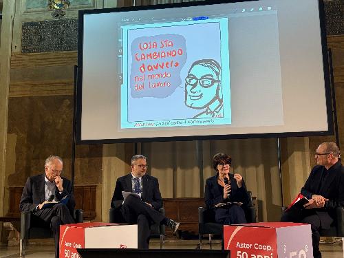 L'assessore regionale al Lavoro Alessia Rosolen durante la tavola rotonda