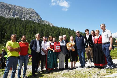 Il vice governatore con delega alla Salute, Riccardo Riccardi, e l'assessore alla Montagna, Stefano Zannier, alla malga Cason di Lanza alla consegna del primo kit di pronto intervento per l'emergenza sanitaria incluso nel progetto "Comunità e montagna in sicurezza"