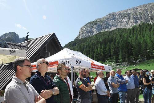 Il vice governatore con delega alla Salute, Riccardo Riccardi, e l'assessore alla Montagna, Stefano Zannier, alla malga Cason di Lanza alla consegna del primo kit di pronto intervento per l'emergenza sanitaria incluso nel progetto "Comunità e montagna in sicurezza"