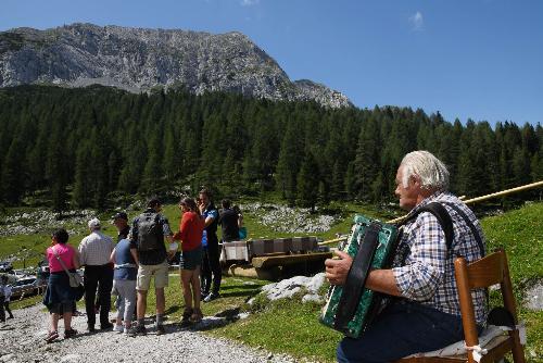 La consegna del primo kit di pronto intervento per l'emergenza sanitaria  incluso nel progetto "Comunità e montagna in sicurezza"alla malga Cason di Lanza.