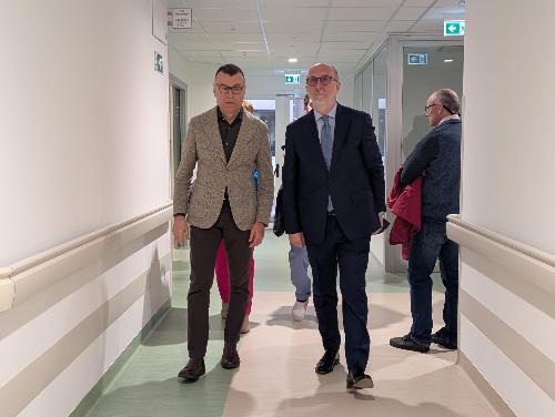 L'assessore Riccardi (a destra) mentre visita la struttura