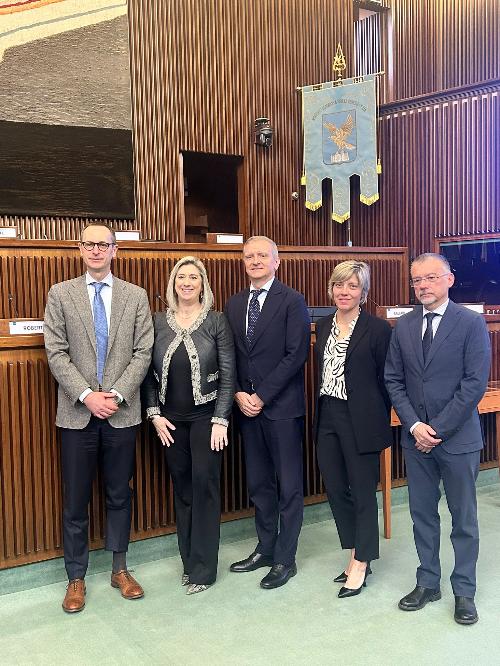 Cristina Amirante e Barbara Zilli con i vertici della società Autostrade Alto Adriatico in Consiglio regionale