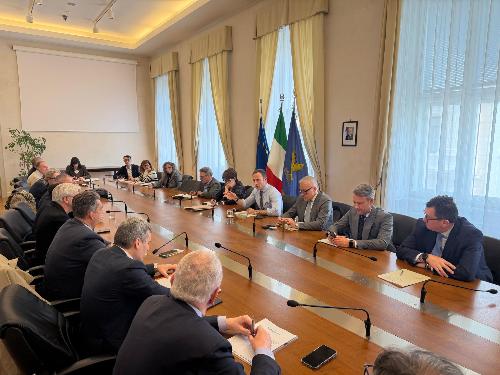 Il tavolo con le parti sociali