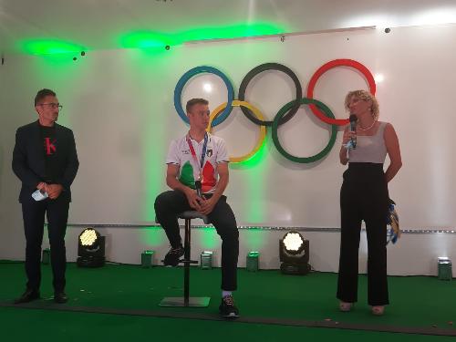 L'oro olimpico Jonathan Milan con l'assessore Zilli e il consigliere Mazzolini.