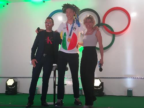 L'oro olimpico Jonathan Milan con l'assessore Zilli e il consigliere Mazzolini.
