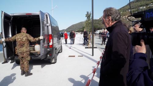 L’assessore regionale alla Difesa dell’ambiente, energia e sviluppo sostenibile Fabio Scoccimarro a Barcola mentre gli artificieri del Terzo reggimento del Genio Guastatori provvedevano all’analisi, alla rimozione e alla messa in sicurezza dei 17 proiettili d’artiglieria ad alto potenziale ritrovati durante i dragaggi in corso nel porticciolo