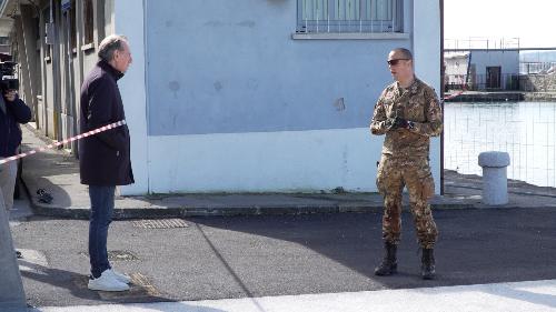 L’assessore regionale alla Difesa dell’ambiente, energia e sviluppo sostenibile Fabio Scoccimarro a Barcola mentre gli artificieri del Terzo reggimento del Genio Guastatori provvedevano all’analisi, alla rimozione e alla messa in sicurezza dei 17 proiettili d’artiglieria ad alto potenziale ritrovati durante i dragaggi in corso nel porticciolo