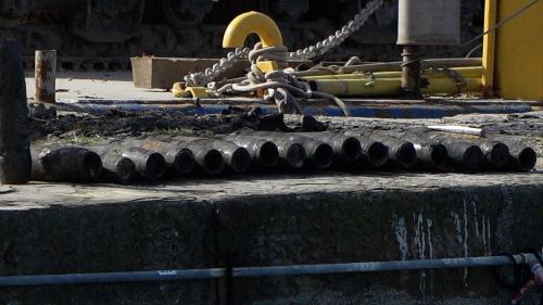 L’assessore regionale alla Difesa dell’ambiente, energia e sviluppo sostenibile Fabio Scoccimarro a Barcola mentre gli artificieri del Terzo reggimento del Genio Guastatori provvedevano I 17 proiettili d’artiglieria ad alto potenziale ritrovati durante i dragaggi in corso nel porticciolo di Barcola