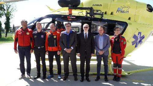 L'assessore Riccardi (terzo da destra) alla presentazione della fase 3 dell'elisoccorso regionale