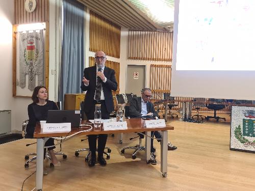 L'assessore Riccardo Riccardi nel suo intervento all'incontro sulla Casa della comunità di Sacile che si è tenuto a Fontanafredda