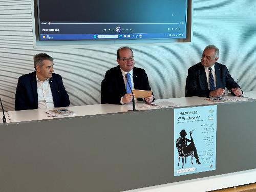 Il vice governatore con delega alla Cultura, Mario Anzil in un momento della presentazione con il direttore artistico Tiziano Duca (a destra)