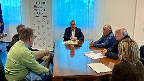 L'assessore regionale Sergio Emidio Bini nell'incontro con i sindaci di Ampezzo e Socchieve nella sede della Regione a Udine.