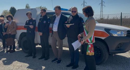 L'assessore Riccardi consegna al sindaco Anna Zossi il decreto per le opere di mitigazione di rischio idraulico