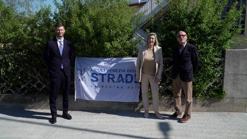 L'assessore Cristina Amirante insieme  al presidente di Fvg Strade Simone Bortolotti e al sindaco di San Lorenzo Isontino Ezio Clocchiatti