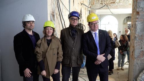 Il vicegovernatore con delega alla Cultura, Mario Anzil, durante il sopralluogo al cantiere di ristrutturazione del Cinema Centrale di Udine con tecnici e progettisti