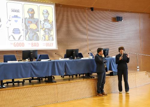 L'assessore al Lavoro, formazione, istruzione, ricerca, università e famiglia, Alessia Rosolen, al seminario "Intelligenza artificiale a scuola: nuove mappe della conoscenza e apprendimento generativo"