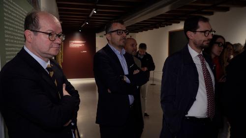 Il vicegovernatore con delega alla Cultura Mario Anzil durante la visita della delegazione di Confindustria Fvg alla mostra "Confini. Da Gauguin a Hopper".