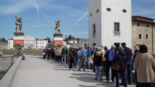 La fila dei visitatori per la mostra "Confini. Da Gauguin a Hopper" a Villa Manin di Passariano.