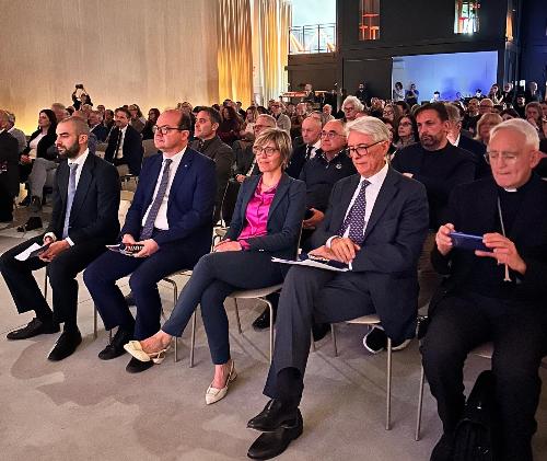 Al centro il vicegovernatore Mario Anzil e l'assessore Barbara Zilli