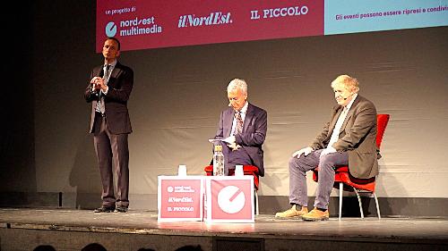 Il governatore Massimiliano Fedriga durante il suo intervento. Al centro il giornalista Marco Zatterin  e sulla destra Boris Johnson