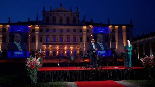 Un'immagine della Notte dei confini a Villa Manin con il vicegovernatore Mario Anzil