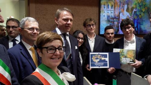 La visita del ministro all'area degustazione dello stand Fvg