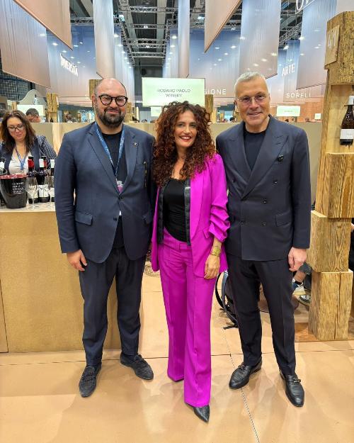 L'assessore Bini visita la collettiva assieme al direttore generale di PromoTurismoFVg Iacopo Mestroni