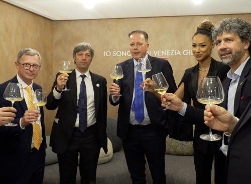 L'assessore Zannier nell'incontro con il presidente dell'Ice Matteo Zoppas (a destra), il presidente della Fiera di Verona Federico Bricolo, la testimonial Samira Lui  e il sindaco di Verona Damiano Tommasi