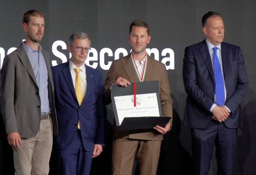 L'assessore regionale Stefano Zannier premia i fratelli Cristian e Michele Specogna a Vinitaly con il riconoscimento "Angelo Betti"