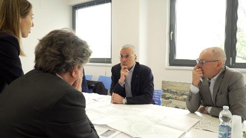L'assessore regionale alle Attività produttive del Friuli Venezia Giulia, Sergio Emidio Bini durante il sopralluogo nella zona industriale Aussa Corno, nell'area di San Giorgio di Nogaro.