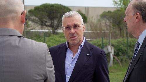 L'assessore regionale alle Attività produttive del Friuli Venezia Giulia, Sergio Emidio Bini durante il sopralluogo nella zona industriale Aussa Corno, nell'area di San Giorgio di Nogaro.