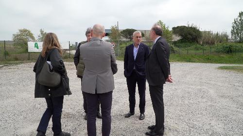 L'assessore regionale alle Attività produttive del Friuli Venezia Giulia, Sergio Emidio Bini durante il sopralluogo nella zona industriale Aussa Corno, nell'area di San Giorgio di Nogaro.