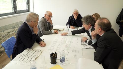 L'assessore regionale alle Attività produttive del Friuli Venezia Giulia, Sergio Emidio Bini durante il sopralluogo nella zona industriale Aussa Corno, nell'area di San Giorgio di Nogaro.