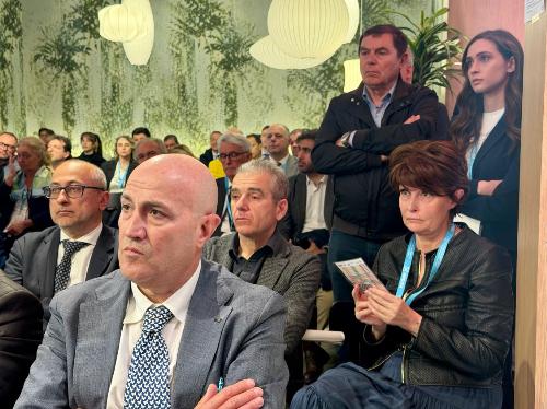 Presente alla cerimonia anche l'assessore regionale all'Università Alessia Rosolen (prima a destra nella foto).