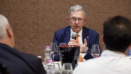 L'assessore regionale Stefano Zanneir interviene a Verona nella sala degustazioni dello stand del Friuli Venezia Giulia al Vinitaly, in occasione della presentazione dell'attività 2026 del coordinamento regionale del programma eventi delle  Città del Vino