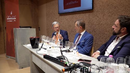 L'assessore regionale Zannier allo stand Vinitaly del Fvg per la presentazione eventi Citta del vino con alla destra Tiziano Venturini, vicepresidente nazionale e coordinatore regionale delle Città del Vino del Fvg e il sindaco di Aquileia Emanuele Zorino