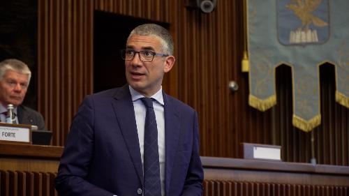 L'assessore regionale Pierpaolo Roberti mentre risponde all'interrogazione in Consiglio regionale