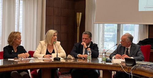 L'assessore regionale alle Infrastrutture e territorio Cristina Amirante (seconda da sinistra) nel corso della tavola rotonda dal titolo "Corridoio Imec: quali le nuove opportunità per Trieste e la sua portualità?", organizzata dall'ateneo giuliano e dall'Associazione nazionale donne elettrici, alla quale hanno preso parte la rettrice Donata Vianelli, la presidente dell'Ande Marina Rinaldi, i professori Gian Paolo Dolso (direttore del Dipartimento Iuslit), Giuseppe Borruso e Massimo Campailla, il presidente dell'Autorità di Sistema Portuale del Mare Adriatico Orientale Marco Consalvo, il presidente dell'Associazione Trieste Summit Francesco Parisi