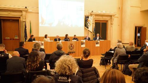 La platea del convegno “1976–2026: cinquant’anni di monitoraggio e ricerche sulla sismicità del Friuli Venezia Giulia”, promosso dalla Regione Friuli Venezia Giulia insieme all’Istituto Nazionale di Oceanografia e di Geofisica Sperimentale - OGS, nell’ambito del 50mo anniversario del terremoto del Friuli