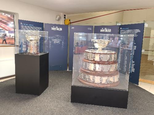 Le due storiche coppe, a destra la Davis del 1900; a sinistra la Billie Jean King Cup