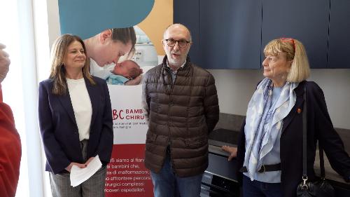 L'assessore Riccardi con la fondatrice e direttrice dell'associazione ABC Bambini chirurgici Giusy Battain e la presidente Maria Cristina Pedicchio 
