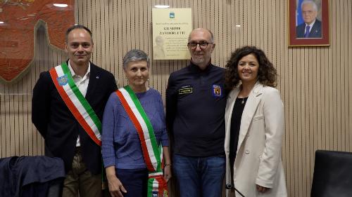 L'assessore regionale alla Protezione civile Riccardo Riccardi all’intitolazione della sala consigliare di Buja all'onorevole Zamberletti, assieme al sindaco, Silvia Maria Pezzetta, al rappresentante della Comunità collinare del Friuli Marco Chiapolino e all'assessore comunale Jessica Spizzo.