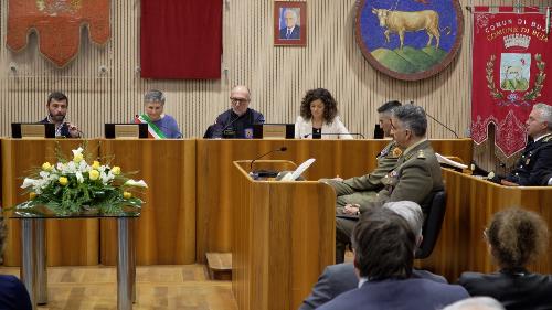 Un momento dell'intitolazione della sala consigliare di Buja all'onorevole Zamberletti, suggellata con la scopertura della targa dedicata alla sua memoria, alla quale hanno preso parte, oltre a Riccardi, il sindaco di Buja, Silvia Maria Pezzetta, il rappresentante della Comunità collinare del Friuli Marco Chiapolino, esponenti delle istituzioni nazionali, regionali e degli enti locali. 
