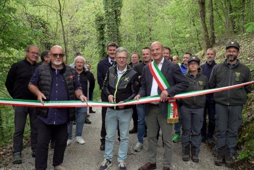 Il taglio del nastro della nuova strada forestale.
