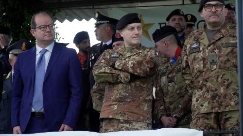 Il vicegovernatore Mario Anzil mentre osserva la sfilata a cavallo dei Dragoni del Reggimento Genova Cavalleria.