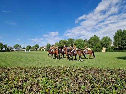 Nella foto la struttura di Palmanova che rappresenta l'unico centro ippico militare dell'Esercito nel nordest. 